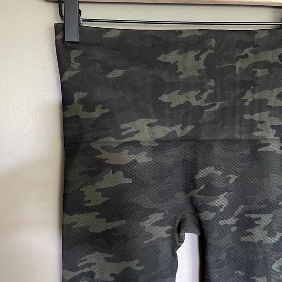 SPANX Look At Me Now Seamless Leggings Green Camo Size Medium High Rise Slimming - Picture 9 of 16